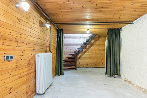 Foto - Te koop: Deels te moderniseren splitlevel drive-in woning (bouwjaar 1963) met 128 m² woonoppervlakte, 3 slaapkamers, tuin en een inpandige garage in Simpelveld